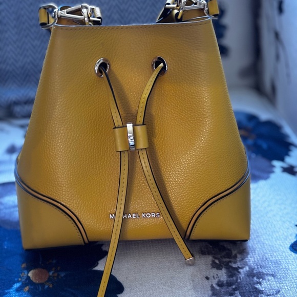 πMICHEAL KORS Vibrant Yellow Bucket Bagπ₯°πππππ - Picture 2 of 12